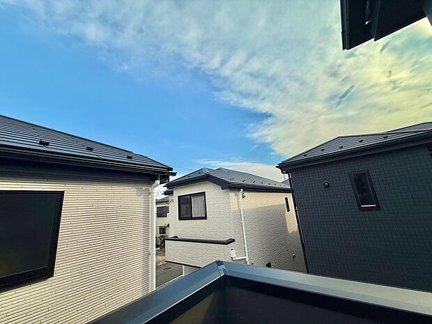 周囲の住宅が見えるバルコニーからの眺望です