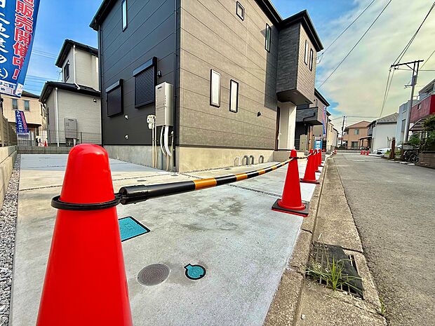 整備された住宅街の舗装道路と歩道の様子