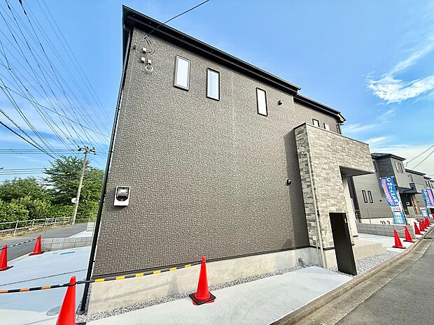 シンプルなデザインの2階建て住宅の外観です
