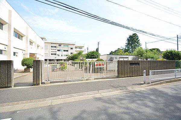 座間市立相模中学校　距離約720m