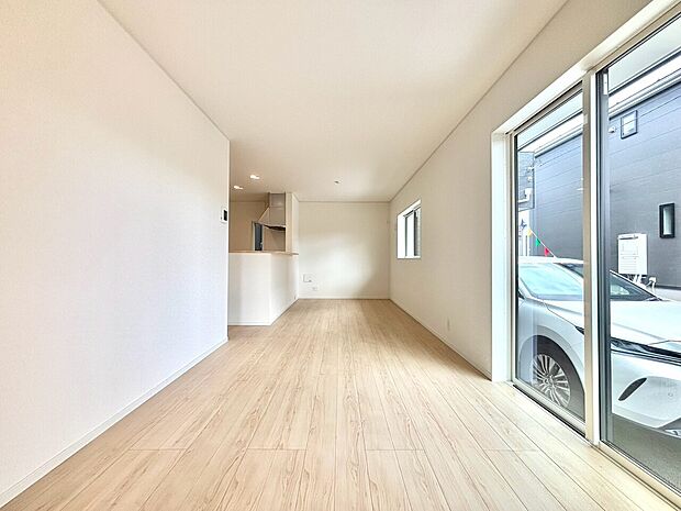 窓から明るい光が入るシンプルなリビングルームです