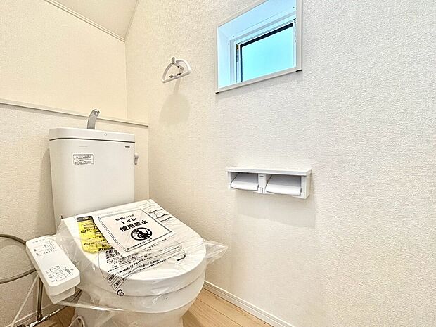 窓付きで明るいトイレの室内