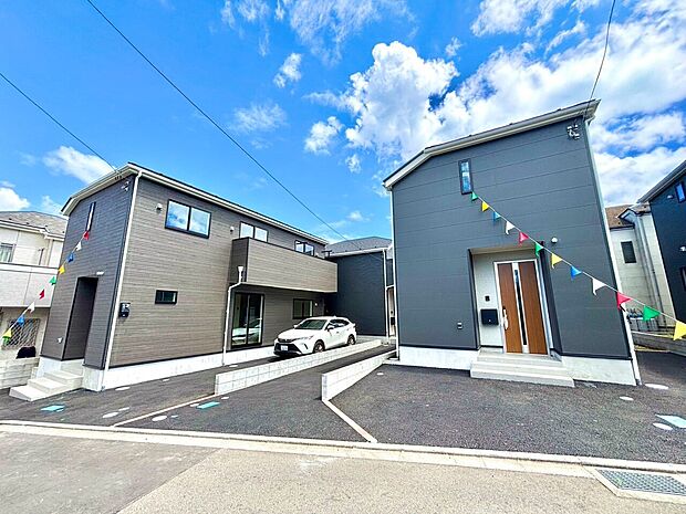 新築の2階建て住宅が並ぶ静かな住宅街の外観です