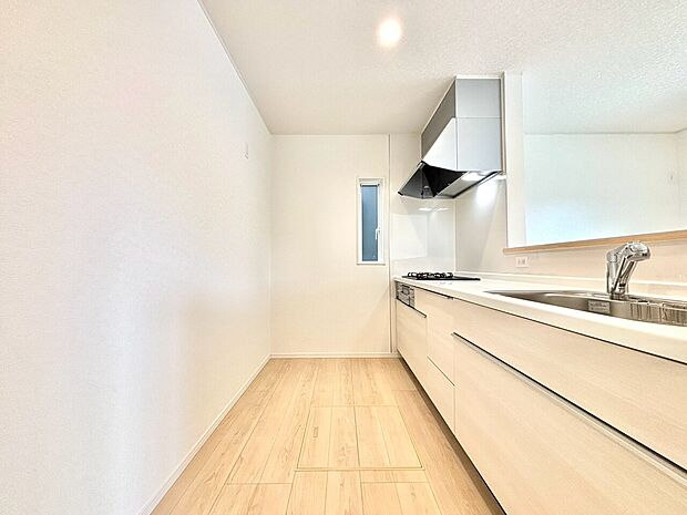 シンプルなキッチンと広い壁面がある室内空間