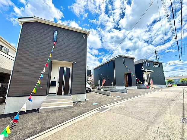 新築の並ぶ住宅街の明るい外観です