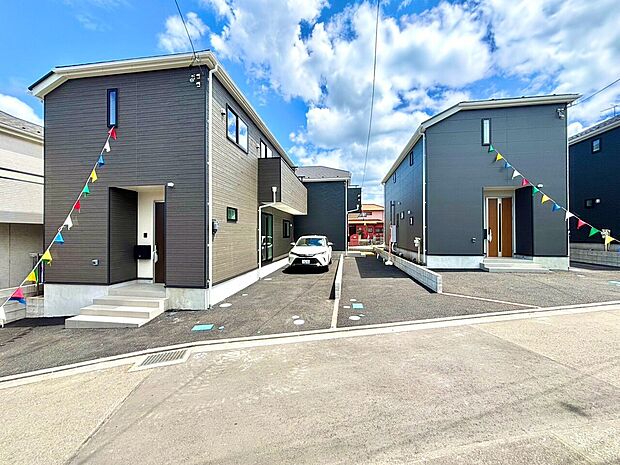 近隣に同様の新築住宅が並ぶ整備された街並みの外観です