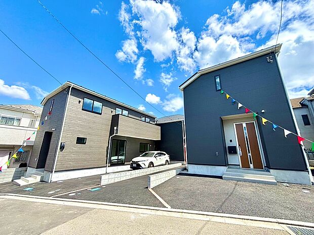 新築の2棟が並ぶ住宅外観と駐車スペースの様子