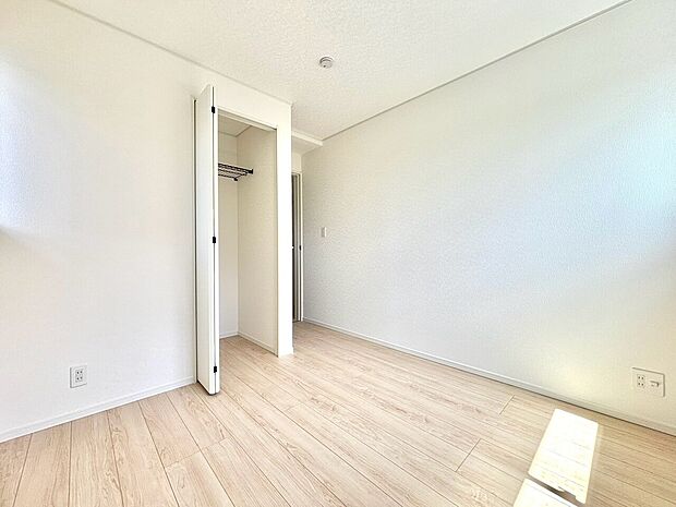 白い壁と明るい床のシンプルな洋室です