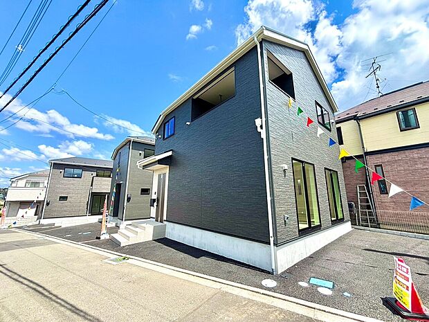 黒と白の外壁が特徴の2階建て住宅です