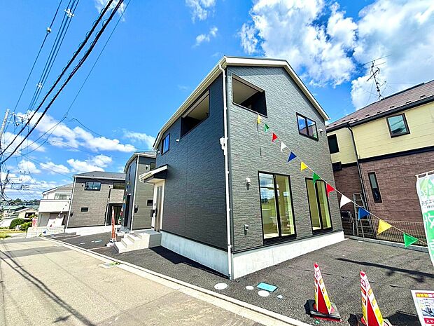 新築の2階建て住宅、閑静な住宅街に位置
