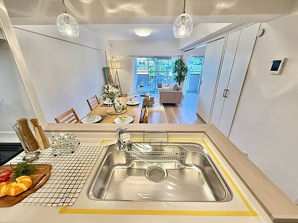 シンクや調理台を備えたキッチン