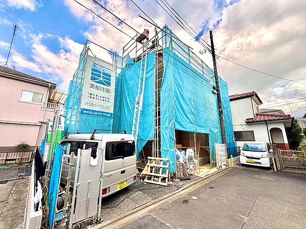 建設中の住宅外観街路に面した立地です