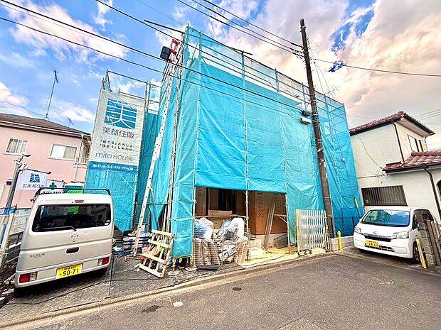 建築中の木造住宅の外観、現場は住宅街に位置しています