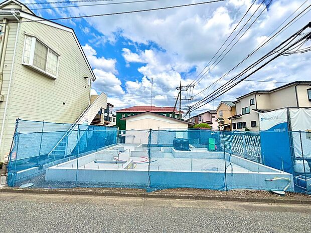 舗装された駐車場スペースがある住宅地の外観