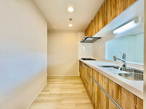 木目調の収納があるシンプルなキッチン