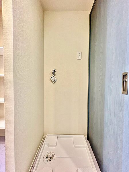 洗濯機設置スペース付きのシンプルな室内空間