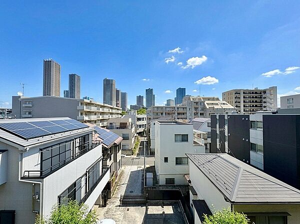 住宅街の高台から都市の眺望が望める外観写真です