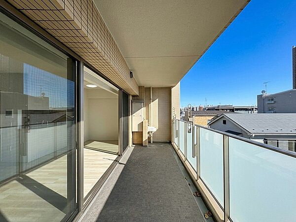 広めのバルコニーと周囲の建物を望む眺望