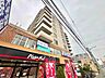 外観：複数店舗が入るビルの下にあるマンションの外観です