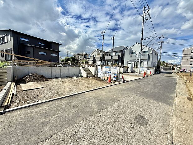 住宅地の新築用地、周辺は住宅が立ち並ぶ静かな環境です