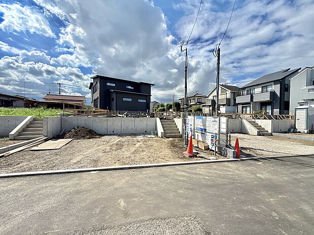 住宅街の更地、隣に建物が建設中の物件です