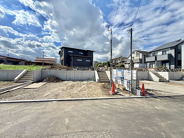 複数区画の造成地で周囲に住宅が建ち始めている様子です