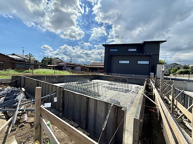 建築中の住宅基礎部分と周囲の景観が見える現場