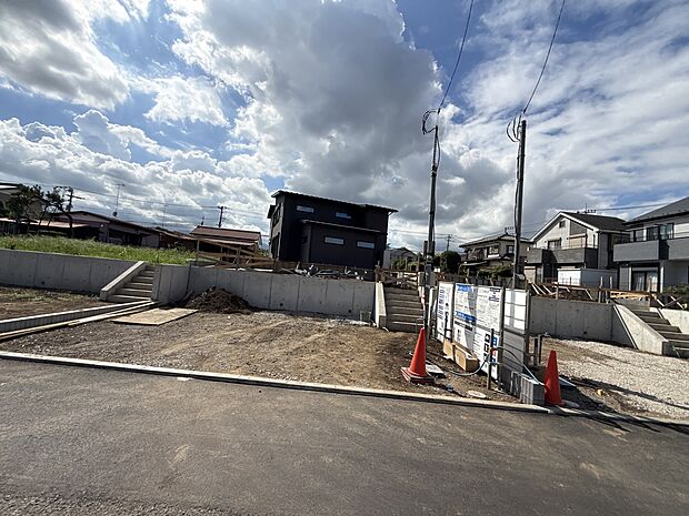 住宅が建つ造成地の様子土地の区画が分かれている
