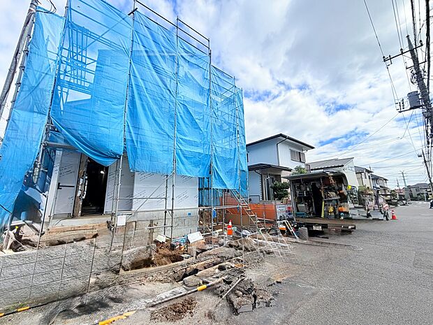建築中の建物と前面道路の様子