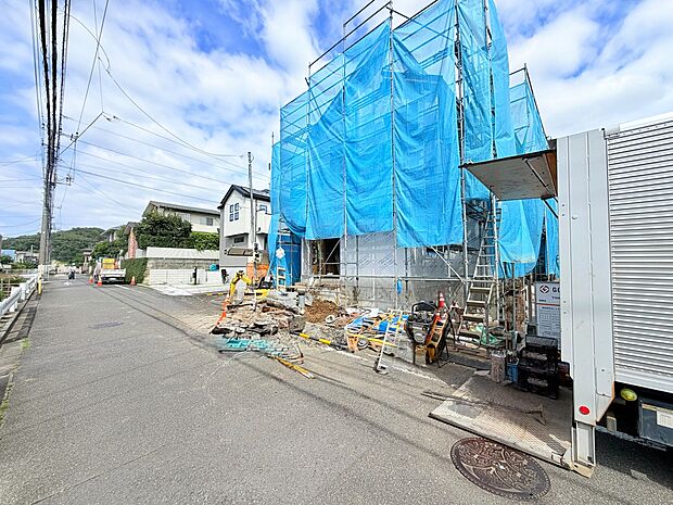 建築中の建物と前面道路