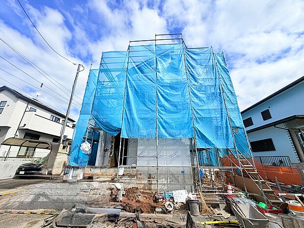 建築中の物件青い養生シートで覆われている