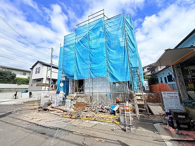建築中の建物と周辺の道路
