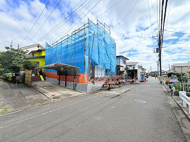 建築中の建物が見える前面道路