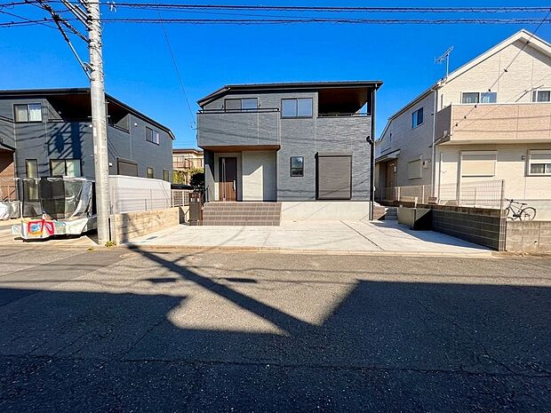 新築戸建て住宅の外観、駐車スペースあり