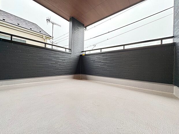 広々とした屋根付きのバルコニーです