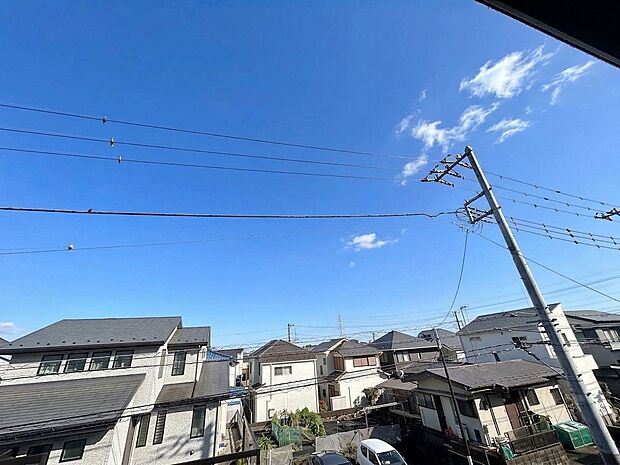 住宅街と広い空が見える眺望です