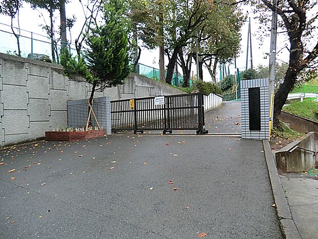 横浜市立都田中学校 距離約800m
