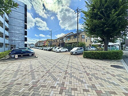 マンション敷地内の駐車場と周辺の住宅街の景色