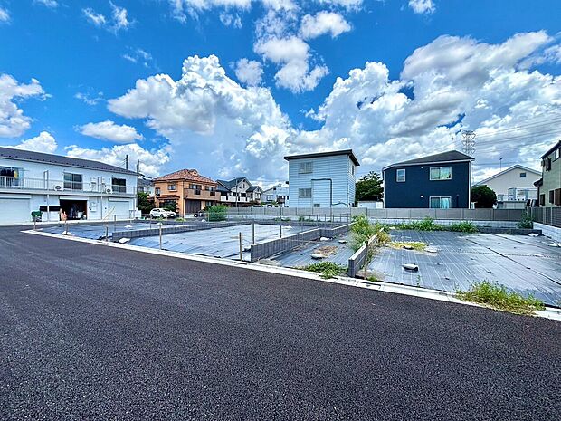 住宅が並ぶ閑静な住宅街の外観と青空