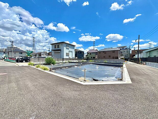 住宅街の角地にある更地の物件外観です