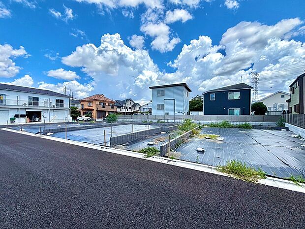 住宅が並ぶ閑静な住宅街の全景です