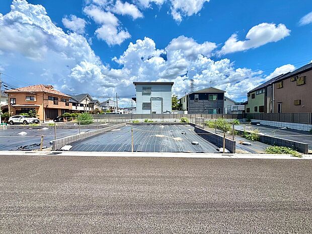 整備された駐車スペースのある新築住宅群の外観です