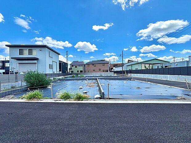 整備された更地の住宅用地、周囲に住宅があります