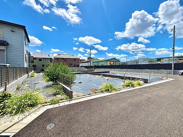 川沿いの道路と周辺の住宅が見える風景です