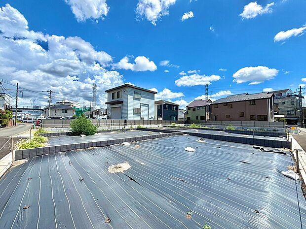 住宅地の整地された土地の様子が見える写真です
