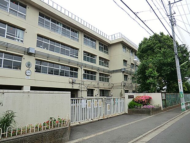 世田谷区立上祖師谷中学校まで約2000m