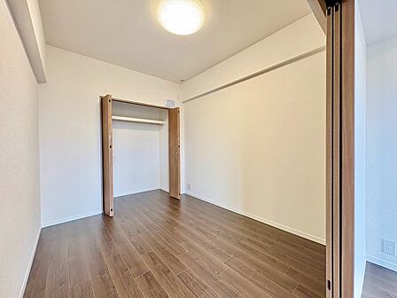 木目調フローリングのシンプルな洋室です