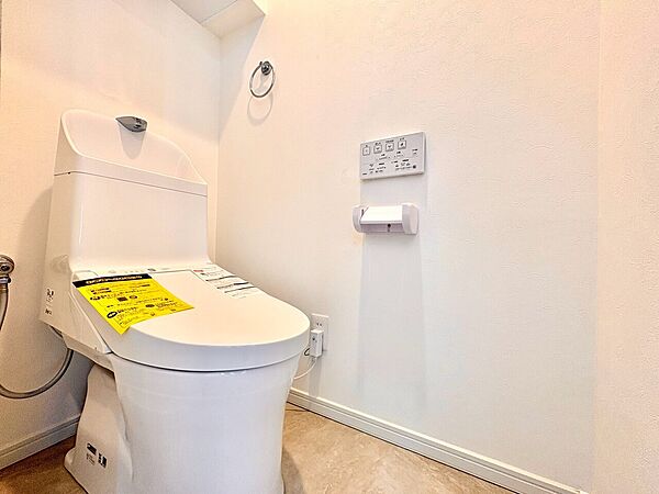 清潔感のあるシンプルなトイレ空間です