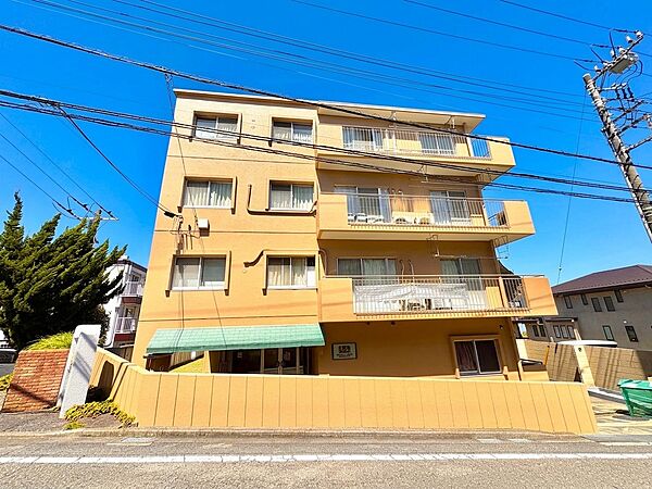 4階建ての集合住宅の外観です