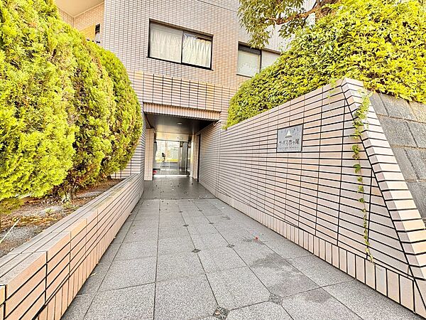 建物入口付近の通路と外観の一部